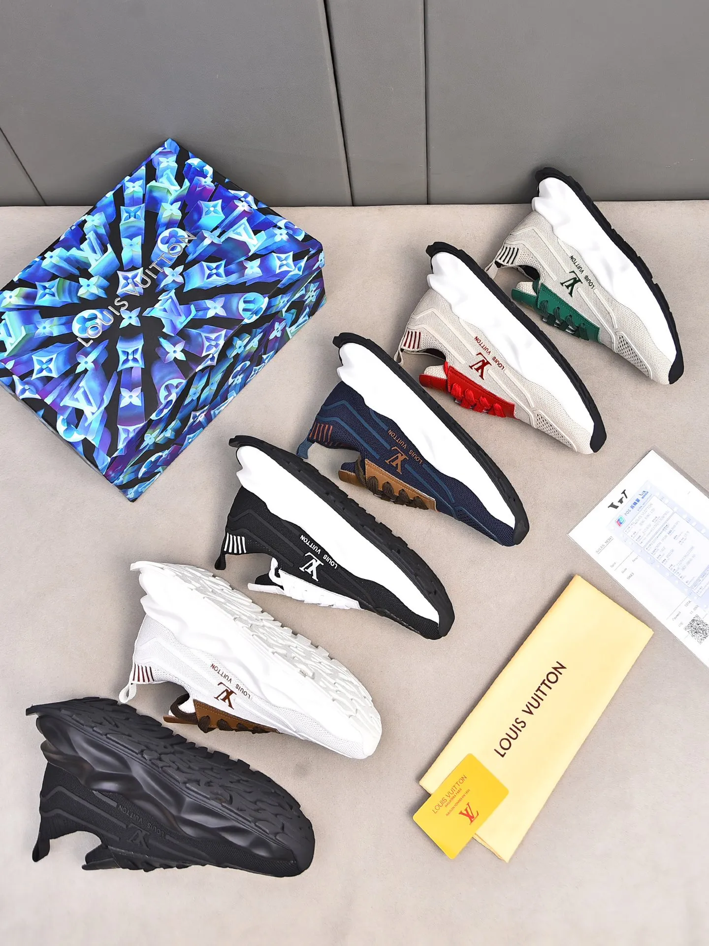 Men's shoes 💰500 LV high-end hot model 👍 Counter 1 design. The face is made of high-elastic fly knit + cowhide + imported glue! TPU outsole is easy to put on, light, comfortable and elastic, trendy and fashionable! ! ! 💪Multiple colors to choose from! Code number: 38-44 (45 46 customized)